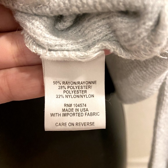 THE VANITY ROOM Knit V-Neck Top Puffed Shoulders 3/4 Sleeves Light Pale Gray - Picture 9 of 9